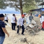 Warga bantu pemerintah sisir sampah di Pantai Ujung Pandaran-1682576318
