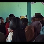 Warga Biak Numfor, Papua membeli bahan pokok di pasar murah Pemkab Biak Numfor pada Rabu (19/4/2023). ANTARA/Muhsidin-1681886831