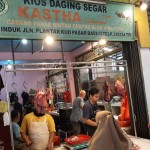 Warga membeli daging sapi segar di pasar Bintan Center, Tanjungpinang, Kepri, Selasa (18/4/2023). (Ogen)-1681803166