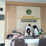 Warga saat mendaftar haji di kantor Kementerian Agama Kabupaten Lombok Tengah, NTB (ANTARA/Akhyar)-1681214415