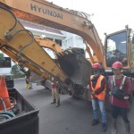 Aparat pemerintah daerah membersihkan pedestrian dan saluran air di Kota Surabaya, Provinsi Jawa Timur. (ANTARA/HO-Diskominfo Surabaya)-1684306001