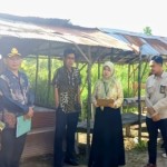 Arsip - Jajaran Bagian Hukum Setda Kotawaringin Timur, Pintar Simbolon (kiri) saat pemeriksaan tanah yang menjadi objek perkara. (ANTARA/HO-Pemkab Kotim)-1685516355