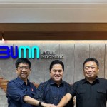 Dirut PT Telkom Ririek Adriyansah (kanan) bersama Menteri BUMN Erick Thohir (tengah). ANTARA/HO-1684483271