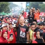 Ganjar sapa warga di HBKB Alun-alun Kota Serang-1685251319