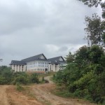 Gedung Kantor Bupati Mahakam Ulu, masih menunggu pemasangan instalasi listrik dan air bersih. (ANTARA/taufiq hart)-1685408327