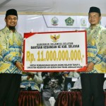 Gubernur Sulsel serahkan bantuan keuangan Rp11 miliar bangun Selayar-1683189653