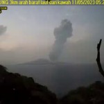 Gunung Anak Krakatau erupsi lontarkan abu setinggi tiga kilometer-1683788689