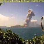 Gunung Anak Krakatau meletus lontaran abu setinggi 2.500 meter-1683873384