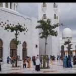 Ilustrasi - Para pengunjung di Masjid Sheikh Zayed Solo, beberapa waktu lalu. ANTARA/Aris Wasita-1683000583