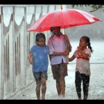 Ilustrasi - Tiga anak memakai payung untuk melindungi dirinya dari hujan, di Jakarta. (FOTO ANTARA/Rosa Panggabean/ED/pd/pri.)-1684912200