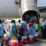 Jamaah calon haji yang akan naik pesawat di Bandara Internasional Juanda Surabaya, Rabu (24/5). ANTARA/HO AP I Juanda-1684923582