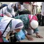 Jamaah haji sujud syukur sebagai rasa syukur usai tiba di Bandara Internasional Juanda Surabaya. (ANTARA/Umarul Faruq).-1684470475