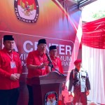 Ketua PDI Perjuangan Sumbar Alex Indra Lukman usai mendaftar ke KPU Sumbar (ANTARA/HO-KPU Sumbar)-1683880874