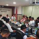 Ketua PPIH Arab Saudi Subhan Cholid memberi arahan kepada penyedia catering di Madinah. (ANTARA/HO-Kemenag)-1684471582