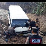 Longsor badan jalan di Aceh Barat putuskan akses transportasi-1683532789