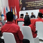 Para bakal calon legislatif dari PDI Perjuangan saat mendaftar ke KPU Kota Tarakan, Kamis (11/5/2023). ANTARA/Susylo Asmalyah.-1683880762