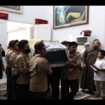 Para pelayat memadati kediaman Gubernur Kalimantan Timur-1685005563