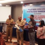 Pelaksana Harian Sekretaris Daerah Biak Numfor Lot Yensenem membuka pelatihan guru penutur bahasa daerah Biak. ANTARA/Muhsidin-1683620745