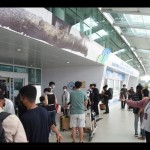 Penumpang antre masuk Terminal Keberangkatan di Bandara Sepinggan sebelum Idul Fitri 1444 Hijiriyah. (ANTARA/HO-AP 1)-1683188484