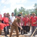 Peresmian Tugu Alo (Enggang) Ramin Bantang Ria Tanik Benua Tambang Laut di Dusun Sungai Enau, (ANTARA/Imbran)-1684917535