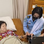 Petugas Imigrasi Batam mendatangi salah satu warga yang ingin membuat paspor di rumah sakit (ANTARA/HO-Humas Imigrasi Batam)-1685098391