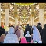 Salah satu pintu Masjid Nawabi penuh sesak oleh jamaah meski di hujan deras, Kamis (25/5/2023). ANTARA/Nur Istibsaroh-1685085242