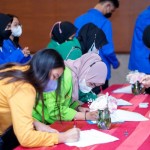 Sejumlah mahasiswa menandatangani dokumen penerimaan beasiswa di Bank Indonesia Kaltim, Jumat (12/5) (Antara/ Ho BI Kaltim)-1684306693