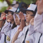 Sejumlah pelajar putri mengikuti peringatan Hardiknas 2023 di Balai Kota Surabaya, Selasa (2/5/2023). (ANTARA/HO-Diskominfo Surabaya)-1683087811