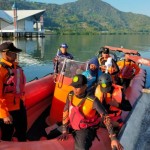 Tim SAR gabungan mengevakuasi pemancing yang terdampar di laut Bima-1684741755