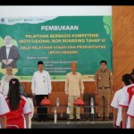 Wagub Sultra Lukman Abunawas di sela pembukaan pelatihan di BPVP Kendari, di Kendari, Rabu (17/5/2023) (ANTARA/Harianto)-1684310005