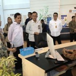 Wakil Ketua Ombudsman RI Bobby Hamzar Rafinus (kemeja putih kiri) saat meninjau Mall Pelayanan Publik Kota Batam (ANTARA/Yude)-1683716307