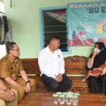 Wali Kota Kediri Abdullah Abu Bakar temui orang tua bayi penderita Epilepsi Suspec Ensefalis di Kediri, Jawa Timur. ANTARA/HO-Pemkot Kediri-1683699137