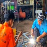 Warga binaan Lapas Sibolga membuat meja, Senin (22/5/2023). (ANTARA/HO)-1684917429