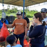 Wisatawan membeli semangka di Grogol Flora Flori, Kabupaten Gunungkidul. (ANTARA/HO-Dokumen pengelola Grogol Flora Flori)-1685423067