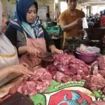 Aktivitas pedagang daging sapi di salah satu pasar tradisional di Kota Mataram, Provinsi Nusa Tenggara Barat. (ANTARA/Nirkomala)-1687941864