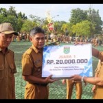 Bupati Tanah Bumbu M. Zairullah Azhar (kanan) menyerahkan hadiah dan uang pembinaan desa. (ANTARA/HO-DPMD Tanah Bumbu)-1686037761