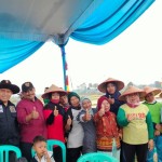 Bustami Zainudin bersama sejumlah petani. (ANTARA/HO-DOK pribadi)-1687340822