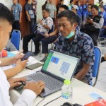 Foto Arsip - Sejumlah warga mengaktivasi Identitas Kependudukan Digital (IKD) di Kota Surabaya. (ANTARA/HO-Diskominfo Surabaya)-1687423914