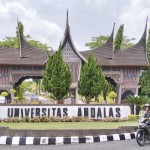 Gerbang masuk ke Universitas Andalas (Unand) Sumatera Barat. (ANTARA/Muhammad Zulfikar).-1685672963