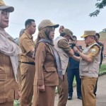 Gubernur Jambi Al Haris memakaikan rompi panitia PPDB 2023, Selasa (6/6/2023). (ANTARA/HO-Diskominfo Jambi)-1686037106