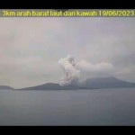 Gunung Anak Krakatau erupsi setinggi 1,5 kilometer ke arah tenggara-1687160853
