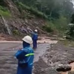 Jalan Trans Sulawesi Mamuju tertutup longsor-1687329004
