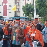 Jamaah calon haji berpose di lingkungan Asrama Haji Embarkasi Surabaya jelang keberangkatan ke Tanah Suci. (ANTARA/Hanif Nashrullah)-1686134251