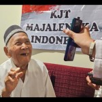 Juhani melambaikan tangan ke layar telepon genggam saat mengakhiri telepon dengan anaknya. ANTARA/Nur Istibsaroh-1686037400