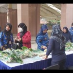 Kelompok Wanita Tani (KWT) Anthurium, Kelurahan Nambo Jaya menjajakan sayur hasil panen di Plaza Puspem Kota Tangerang, Senin.-1687163089