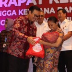 Kepala BKKBN Hasto Wardoyo ketika menyambangi ibu dengan balita yang terindikasi stunting untuk diberikan bantuan. (ANTARA/HO-BKKBN)-1686141375