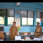 Kepala Dinas Pendidikan (Dindik), Kota Tangerang, Jamaluddin (paling kanan) saat memantau PPDB tingkat SD. ANTARA/HO-1687163776