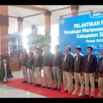 Ketua PWI Jatim Luthfil Hakim melantik PWI Situbondo. Senin (12/6/2023) ANTARA/Novi Husdinariyanto-1686626880