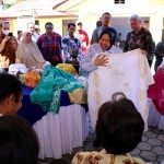 Menteri Sosial Tri Rismaharini meninjau produk pengrajin batik di Kabupaten Biak Numfor, Papua, Sabtu (3/6/2023). ANTARA/HO-Kemensos-1685961052