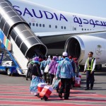 Para peserta ibadah haji Indonesia memasuki pesawat Saudia Airlines untuk berangkat ke Tanah Suci. (ANTARA/HO-Kemenag)-1686131064